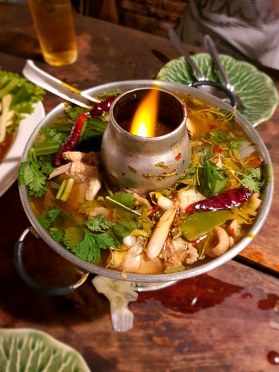 ต้มโคล้งไก่บ้านใบมะขามอ่อน