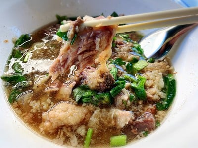 เมนูของร้าน ก๋วยเตี๋ยวเนื้อเจ๊ผอม ตลาดปีระกา