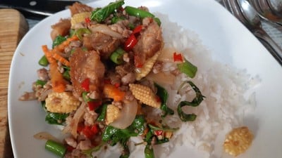 ข้าวราดหมูสับ หมูกรอบผัดขี้เมาใส่วุ้นเส้น