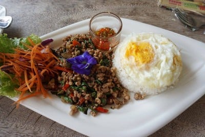 ข้าวราดกะเพราหมูสับไข่ดาว