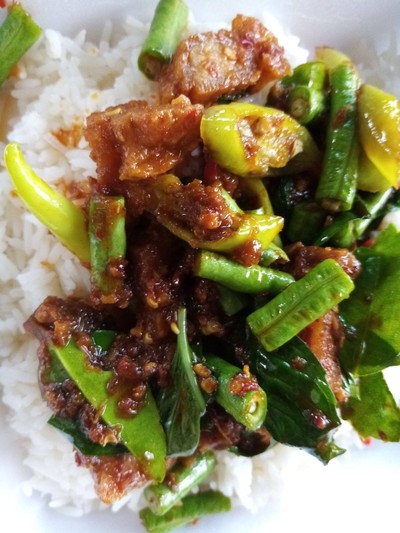 พริกแกงหมูกรอบ