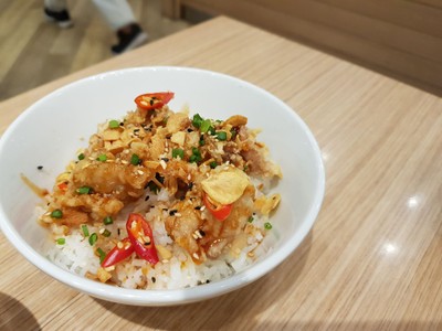 ข้าวหน้าไก่กระเทียมทอดสไปซี่