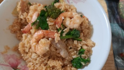 ข้าวทะเลพริกเผาคลุกข้าวใส่ผักแขนง
