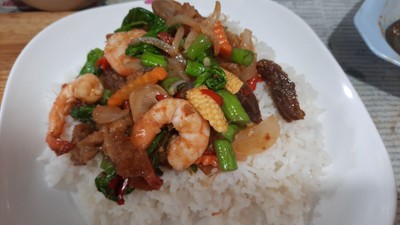 ข้าวราดผัดขี้เมาหมูกรอบใส่กุ้งใส่วุ้นเส้น
