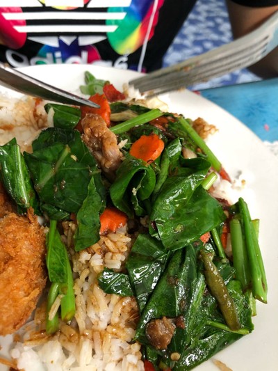 คะน้าปลาเค็มราดข้าว