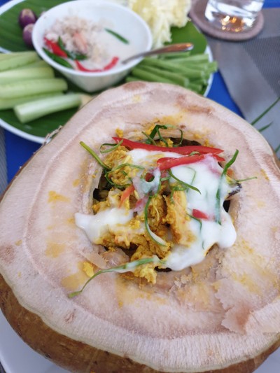 ห่อหมกซีฟู้ด ในลูกมะพร้าว