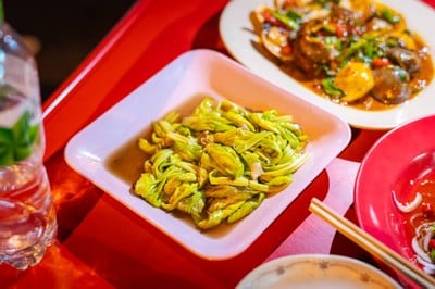 เมนูของร้าน ข้าวต้มเจ๊สวย หรือ ข้าวต้ม 100 ปี พลับพลาไชย