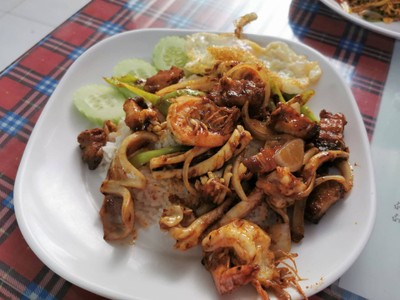 ผัดพริกเผารวมมิตรราดข้าว