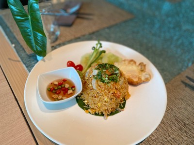 ข้าวผัดน้ำพริกเผากุ้งและไข่ดาว