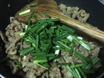 วิธีทำ หมูผัดต้นหอม วิธีทำ หมูผัดต้นหอม