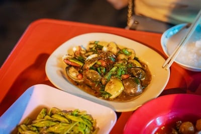 เมนูของร้าน ข้าวต้มเจ๊สวย หรือ ข้าวต้ม 100 ปี พลับพลาไชย