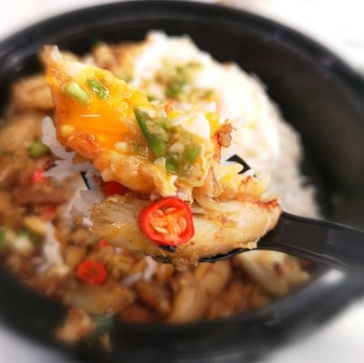 ข้าวคั่ว (ปู+ไข่ปู) + พริกเกลือ + ไข่ดาว