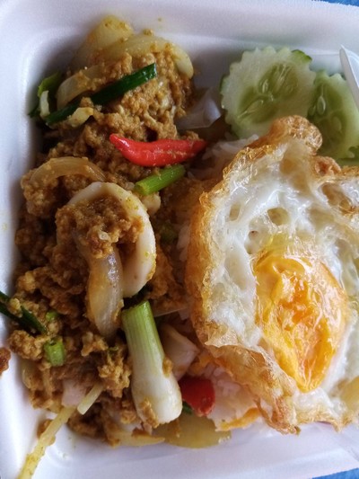 หมึกผัดผงกระหรี่/ไข่ดาว