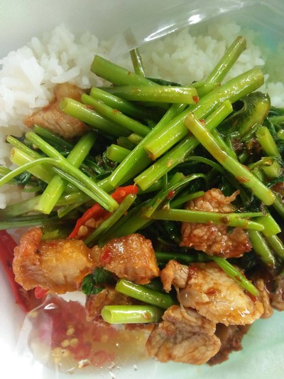 ผัดพริกแกงผักบุ้งหมูกรอบ ราดข้าว