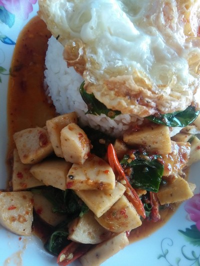 ผัดพริกแกงหมูยอ/ไข่ดาว