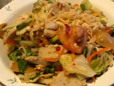 ยำมาม่าไส้กรอกหมูยอ