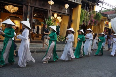 ตอนเดินถนนคนเดินแอบตกใจเป็นเหมือน PR ของร้านนั้นแหละที่เดินโฆษณา55