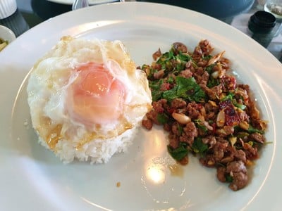 ข้าวกะเพราเนื้อและไข่ดาว