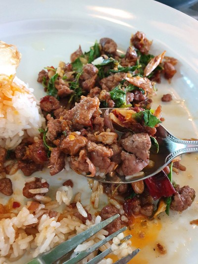 ข้าวกะเพราเนื้อและไข่ดาว