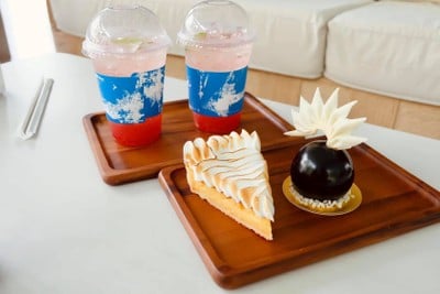 Cotton Cafe and Library La Vela Khaolak