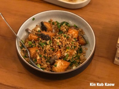 ปลาแซลม่อนทอดกระเทียมพริกไทย