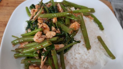 ข้าวราดพริกแกงไก่ใส่ผักบุ้ง