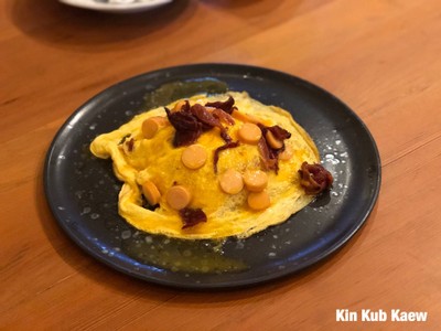 ข้าวไข่ข้นไส้กรอกเบคอน