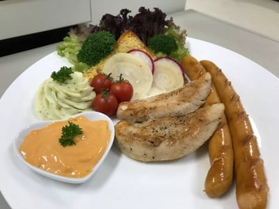 สเต็กไก่ไส้กรอกกับมายองเนสศรีราชา