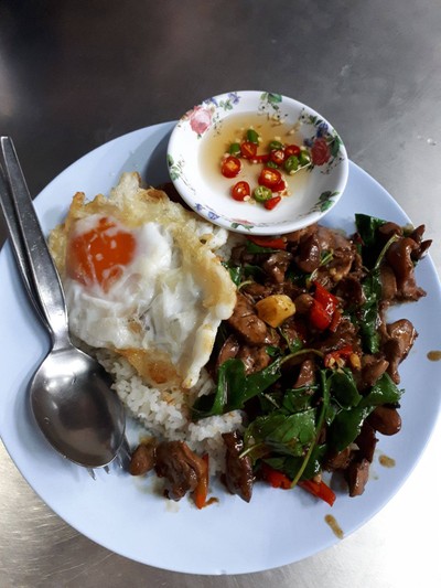 กระเพราเครื่องในไข่ดาว