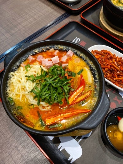 แจ่วฮ้อนสันคอเนื้อออสเตรเลียสไลด์ เนื้อนุ่ม พร้อมข้าวสองสี