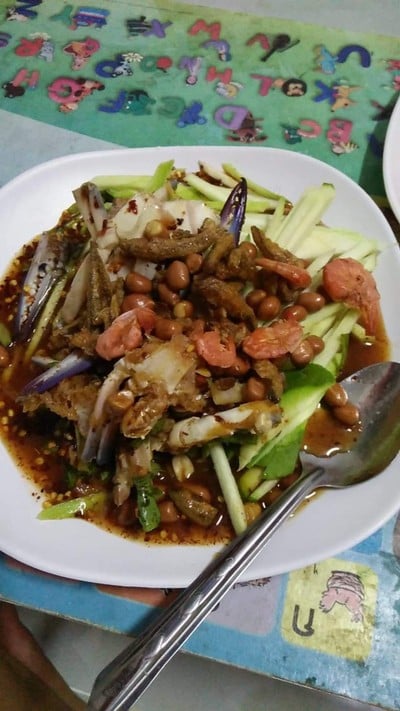 ยำมะม่วงปลากรอบปูม้า