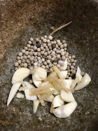 วิธีทำ ซี่โครงอ่อนทอดกระเทียมพริกไทย 