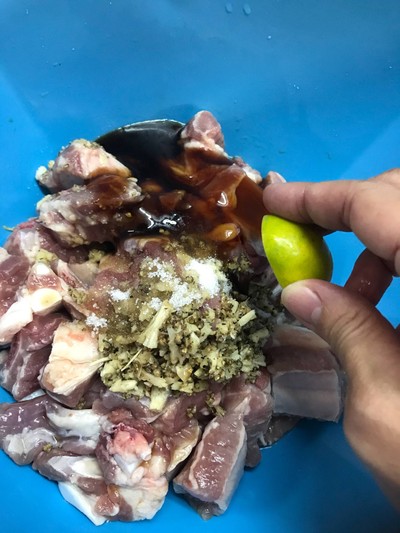 วิธีทำ ซี่โครงอ่อนทอดกระเทียมพริกไทย 