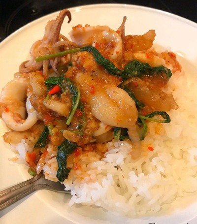ข้าวผัดกระเพราหมึก