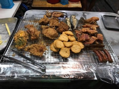 หมูทอด ไก่ทอด หมูยอทอด ไส้อั่ว