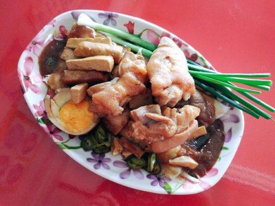 เปาะเปี๊ยะขาหมูอาม่า ก๋วยเตี๋ยวหลอด  เจ้าเก่าวัดตึก ฝั่งธน วงเวียนใหญ่