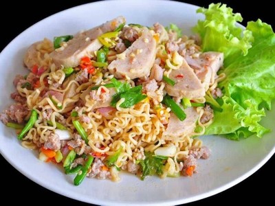 ยำมาม่าหมูยอ