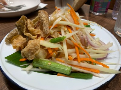 ตำแซลมอนหนังปลากรอบ
