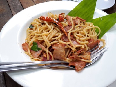 สปาเก็ตตี้พริกแห้งกระเทียมเบคอน