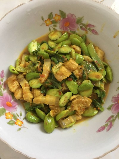 วิธีทำ ผัดเผ็ดหมูสะตอคะน้า วิธีทำ ผัดเผ็ดหมูสะตอคะน้า
