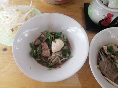 เส้นเล็กหมูน้ำตก