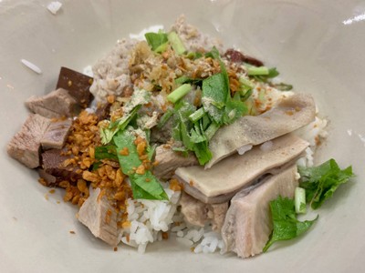 ข้าวต้มแห้งเป็ด เลือด และกระเพาะหมู