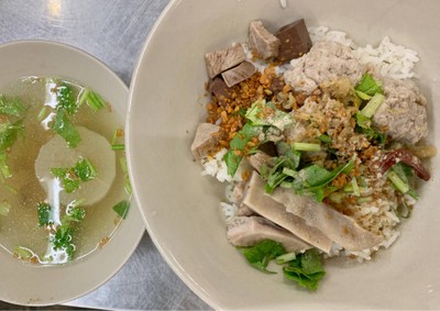 ข้าวต้มแห้งเป็ด เลือด และกระเพาะหมู