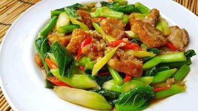 ผัดคะน้าหมูกรอบ  40฿