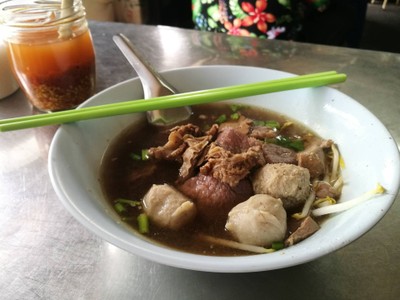 เมนูของร้าน ก๋วยเตี๋ยวเนื้อเปื่อย ลิ้มเชิญชิม ตลาดพลู