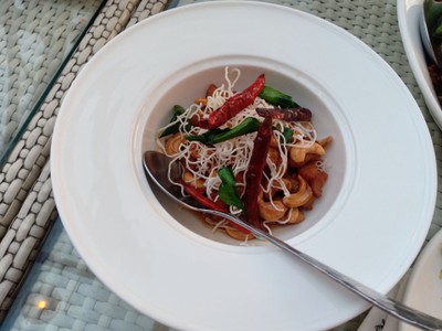 ยำแซลมอนสมุนไพร