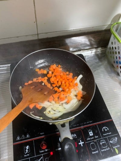 วิธีทำ ข้าวผัดปูอัด สูตรเด็กหัดกินผัก