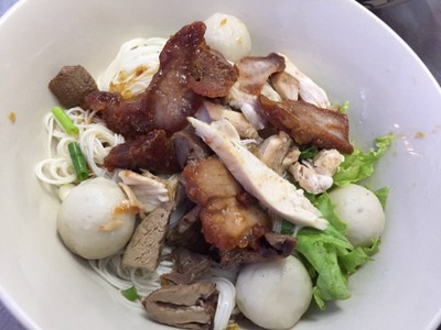 หมี่ซัวแห้งใส่ทุกอย่าง