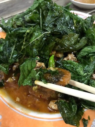 ไข่เยี่ยวม้ากะเพรากรอบ
