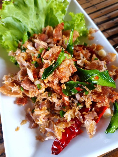 สามชั้นคั่วพริกเกลือ